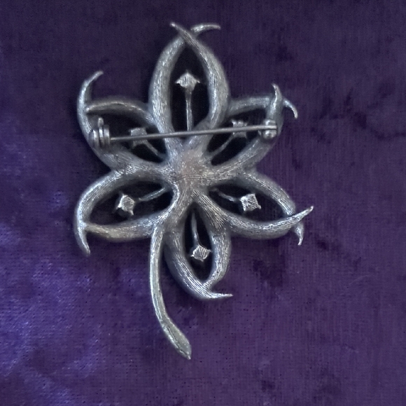 Elegant Blue and Green Crystal Flower Brooch - Picture 3 of 3